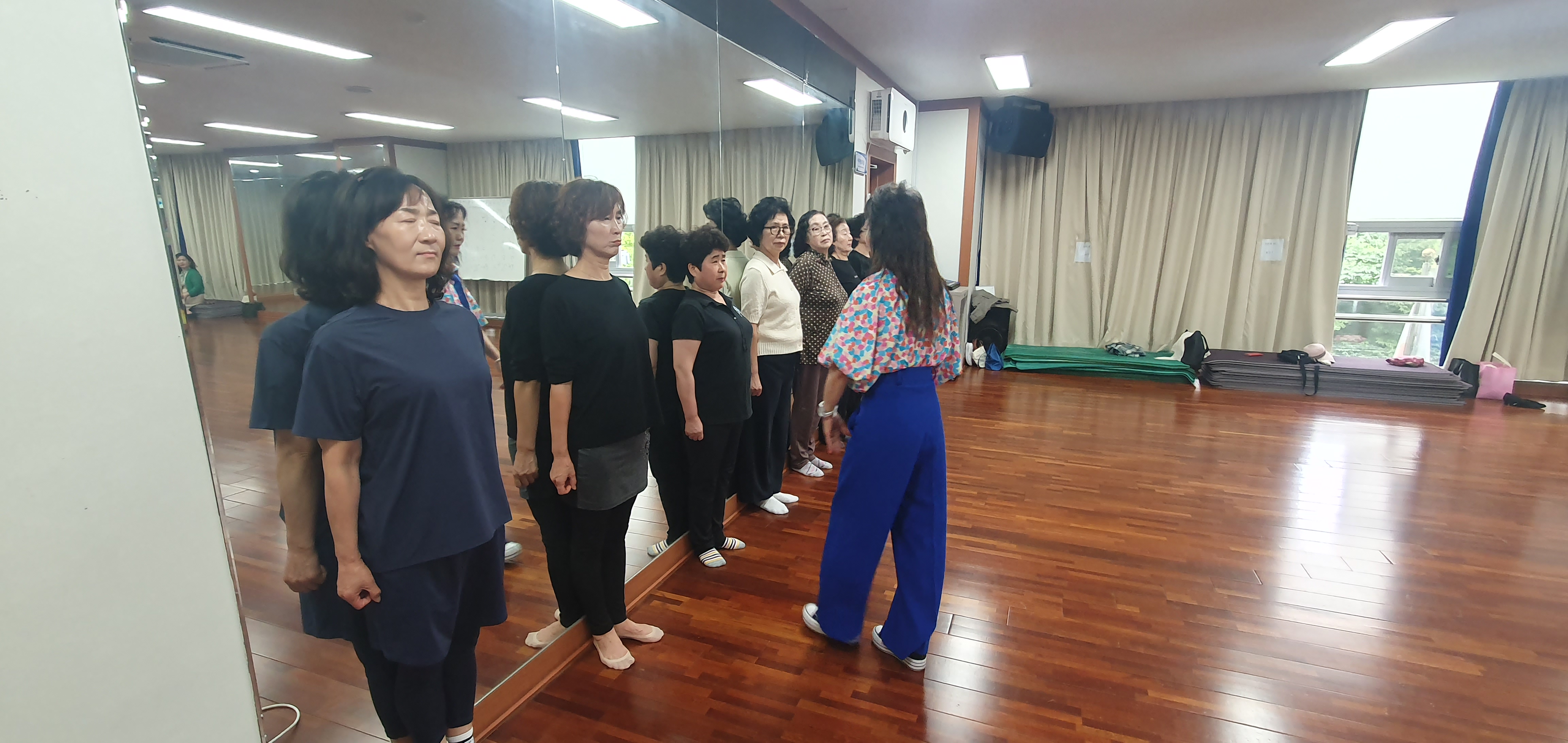 연수구 옥련2동 주민자치회는 주민들의 정서 회복과 바른 몸가짐을 돕기 위해 힐링 특강 토닥토닥 마음회복 클래스를 열었다